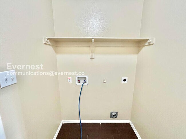 Building Photo - 3 Bed, 2 Bath Home with Fenced Yard & Garage / Pet-Friendly / Available Now!