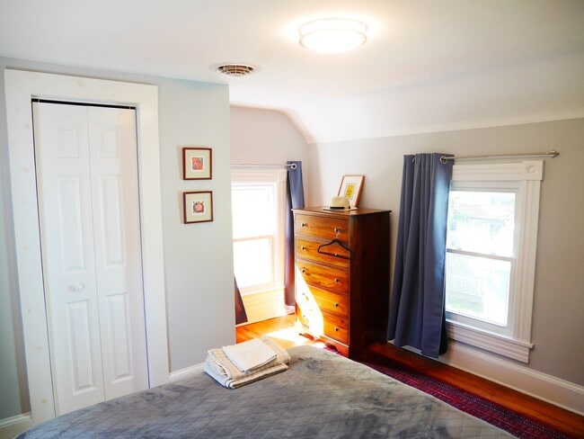Building Photo - Charming 3-Bedroom Home in Cambridge – Ste...