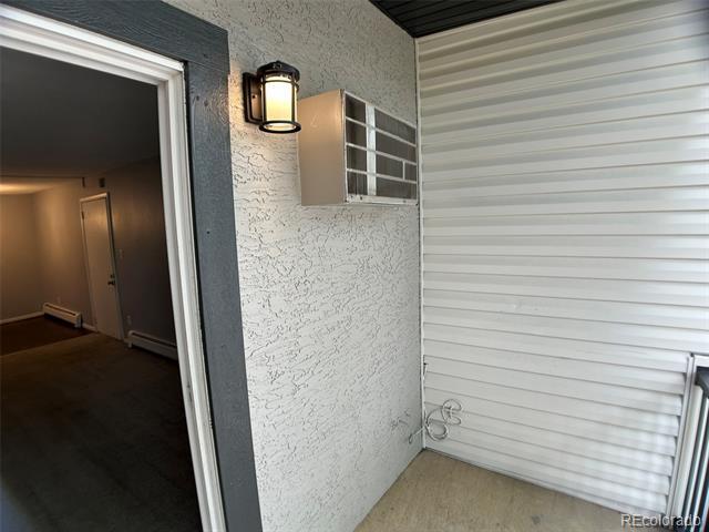 Building Photo - 1400 Golden Cir