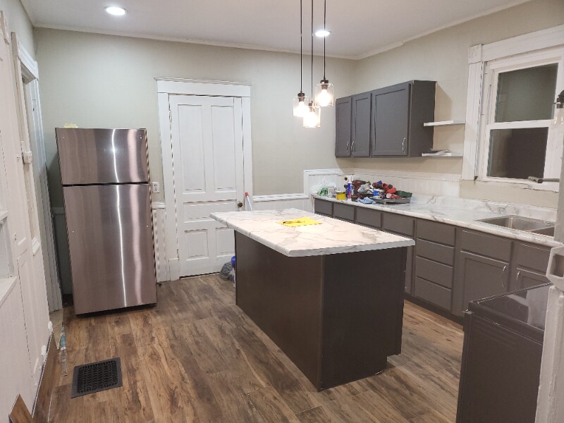 Building Photo - 1405 7th Ave