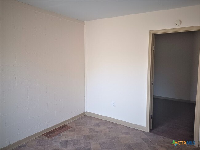 Building Photo - 307 E Bryce Ave