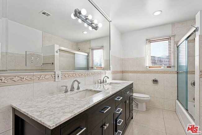 Building Photo - 15123 Greenleaf St