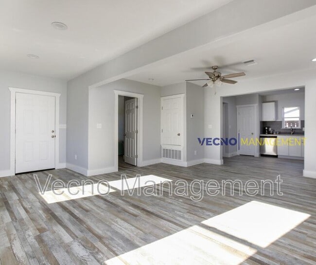 Building Photo - 129 E Torrey St