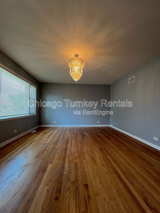 Building Photo - 1006 E 163rd Pl