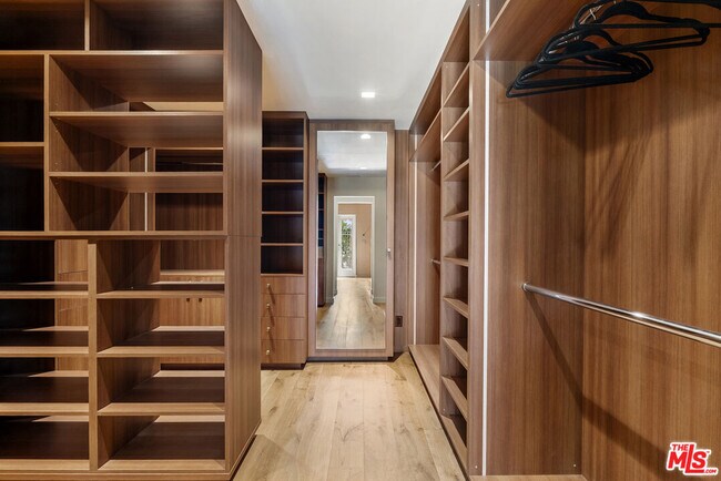 Building Photo - 9258 Swallow Dr