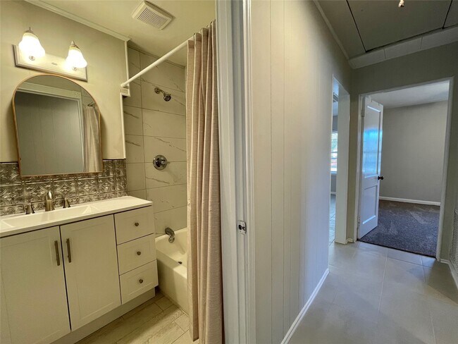 Building Photo - 1112 Southampton Dr