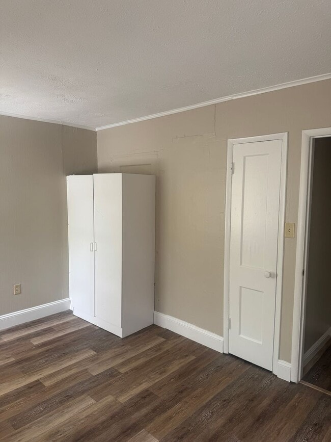 Building Photo - RARE CARSON LANE DUPLEX AVAILABLE