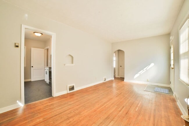 Building Photo - 715 S West Ave