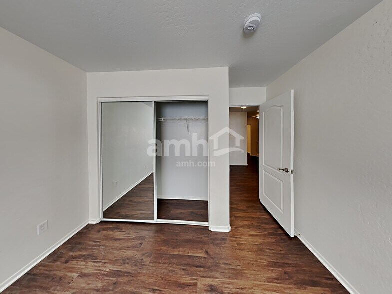 Building Photo - 10131 E Isleta Ave