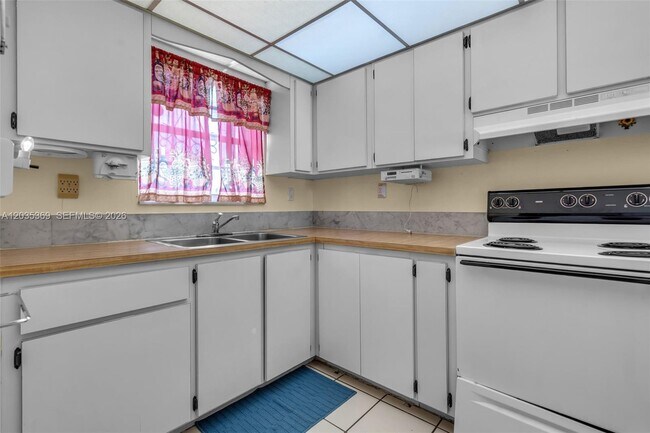 Building Photo - 1757 W 57th St