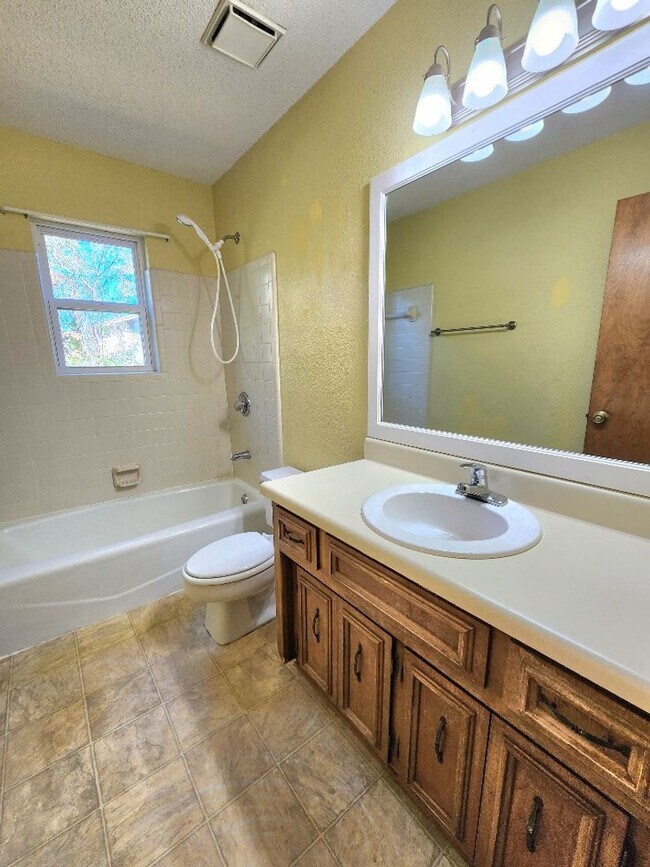Building Photo - Open Floorplan, 3BD/3Bath with a Huge Sunr...