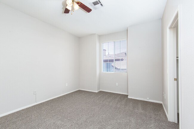 Building Photo - NW townhome with 2 car garage in gated community.
