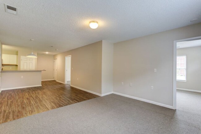 Building Photo - 3 Bedroom 3 Bathroom Apartment close to Ca...