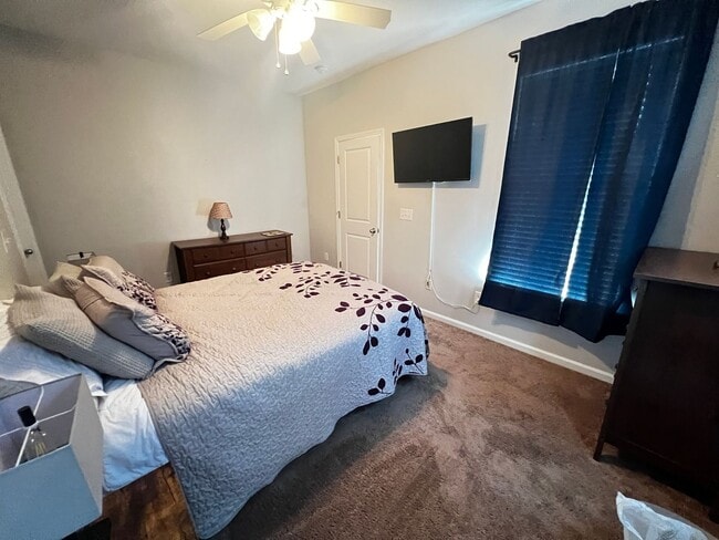 Building Photo - Beautiful 4 Bedroom, 3.5 Bath, Town Home at Tuscany is Available Now!