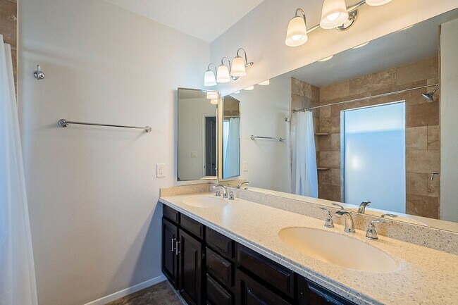 Building Photo - Three Bedrooms & POOL in 85254!
