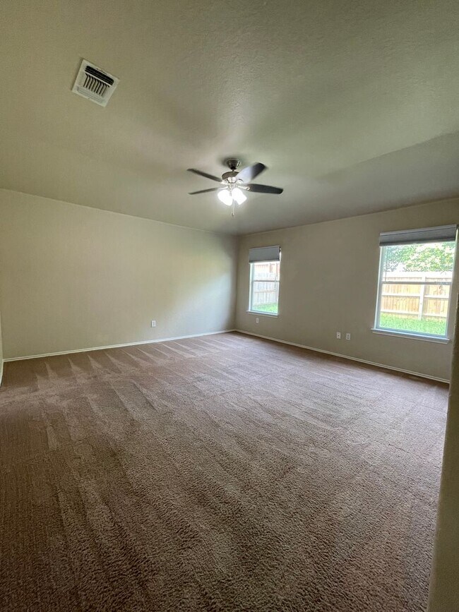 Building Photo - NEW ON MARKET