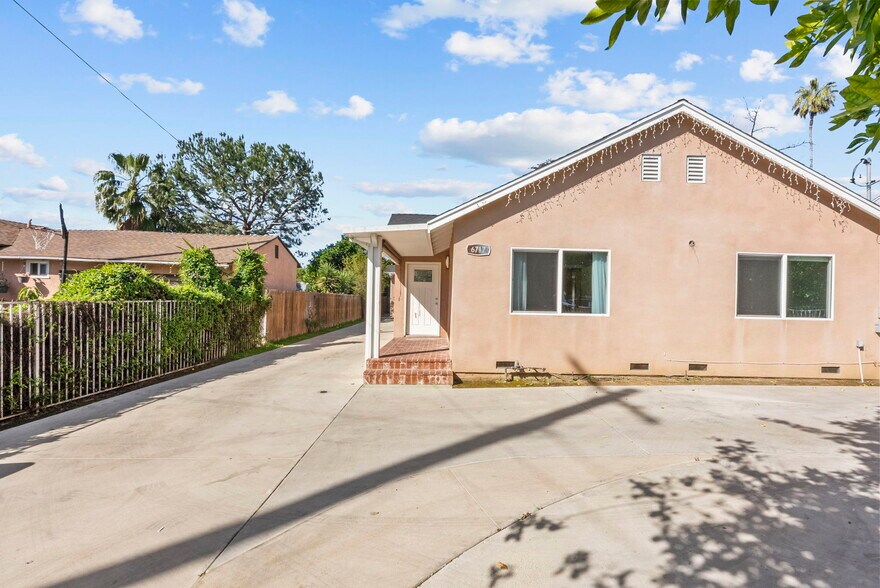 Building Photo - 6717 Cedros Ave