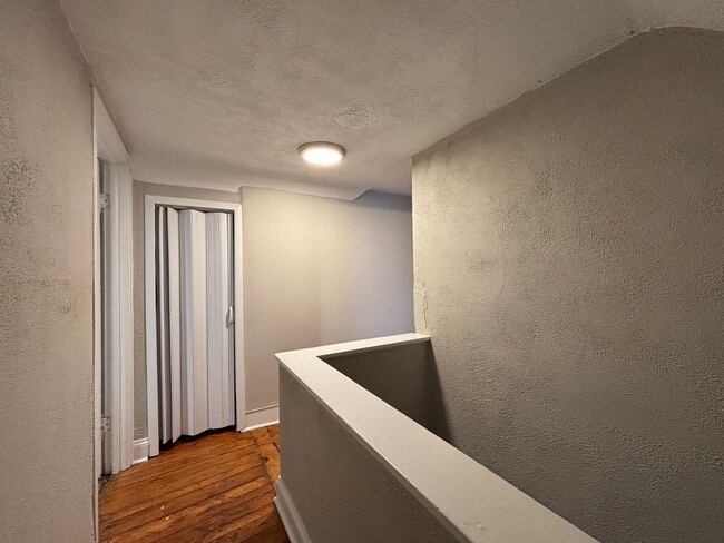 Building Photo - 4 Bedroom 2 Bath Single Family Home W/Garage!