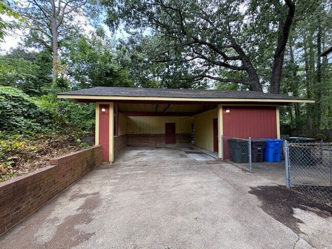 Building Photo - Spacious 4 Bed 2.5 bath Home Close to Fort...