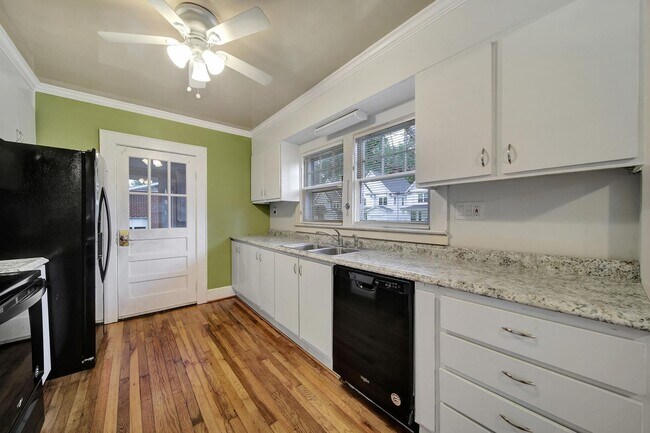 Building Photo - Lovely Brick Ranch Home Close to Uptown Ch...