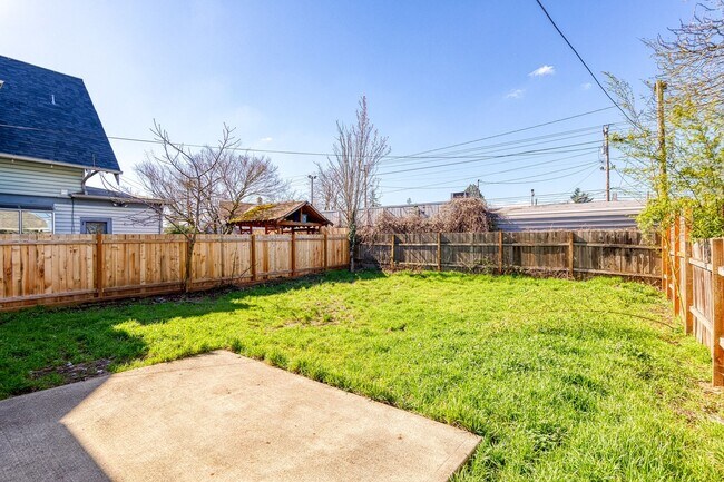 Building Photo - 5649 SE 83rd Ave