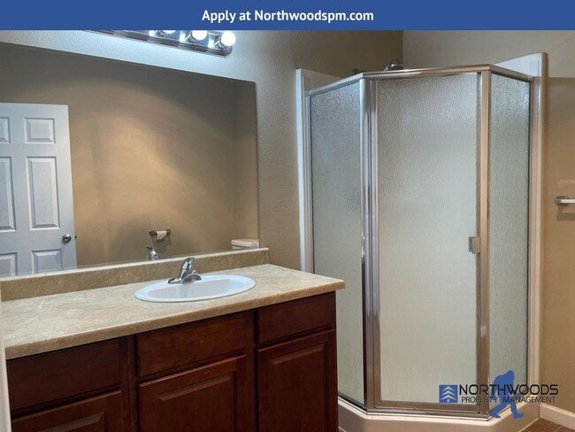 Building Photo - Nice 2 Bedroom 2 Bathroom 2 Story-Town Home-White City