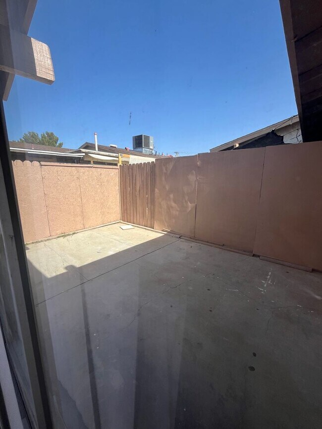 Building Photo - 700