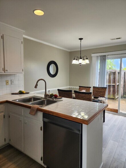 Building Photo - 2375 Vineyard Dr