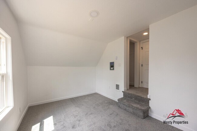 Building Photo - 542 NE Brazee St