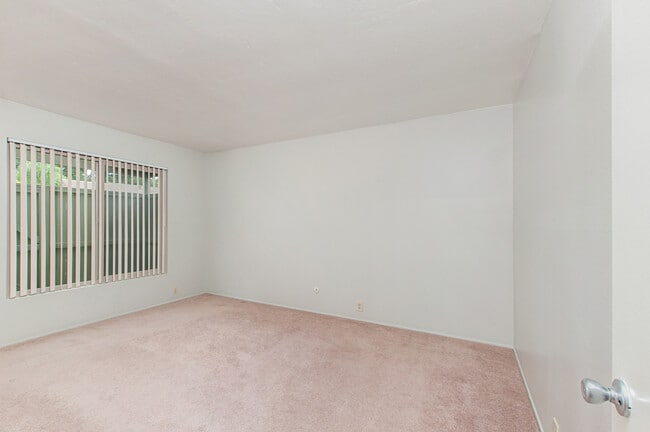 Building Photo - 3 Bedroom, 2 Bath 1374sf Detached condo in Mesa Village 92126.