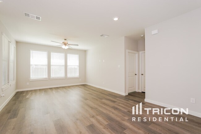 Building Photo - 8101 Howell Oak Dr