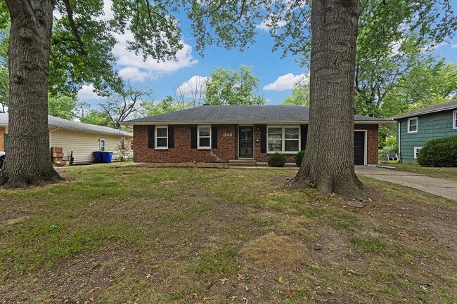 Building Photo - 622 NW Kay Dr