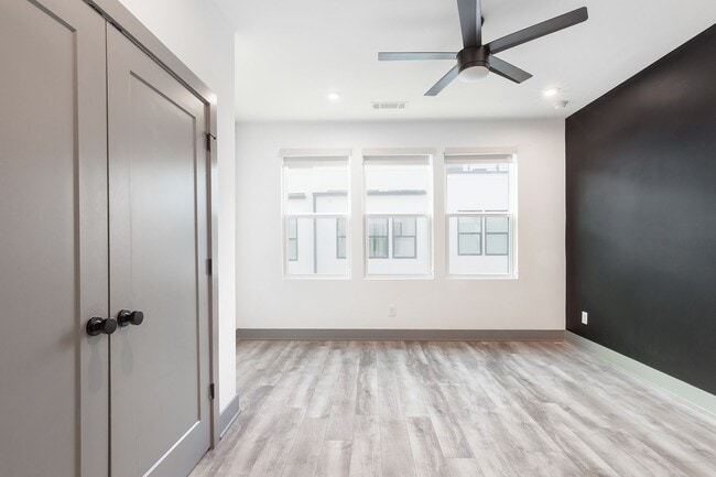 Building Photo - Beautiful 2bd/2.5ba Contemporary Townhome ...