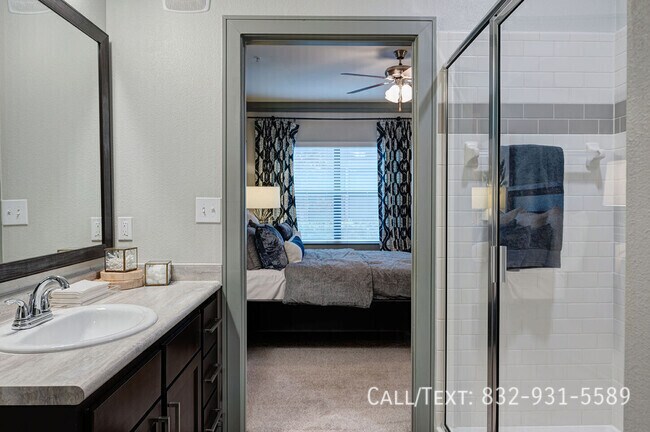 Building Photo - 1 Month Free on a Gorgeous 2/2!