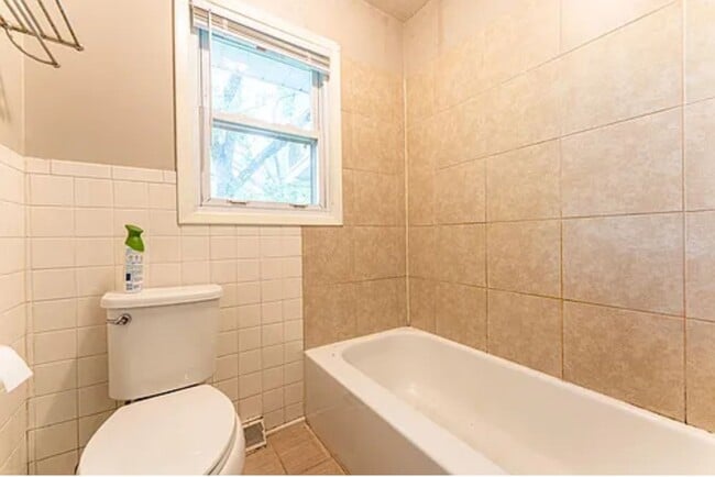 Building Photo - Large 4 Bedroom 3 Bath Home Available 7/15...