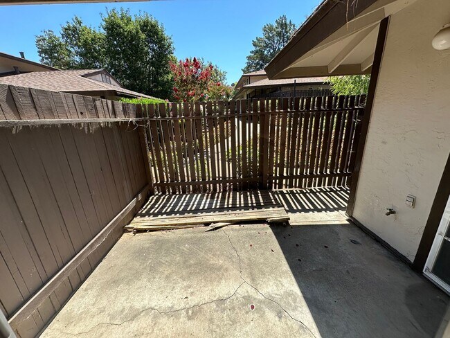 Building Photo - 2 Bed 1.5 Bath #B Unit In Roundtree