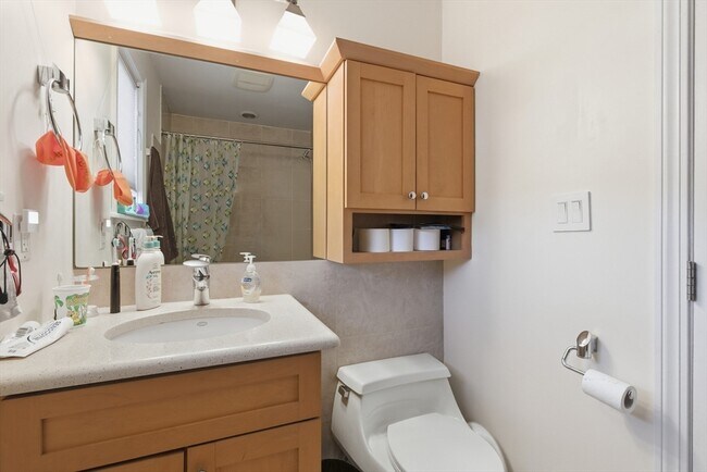 Building Photo - 5 Meadowbrook Rd