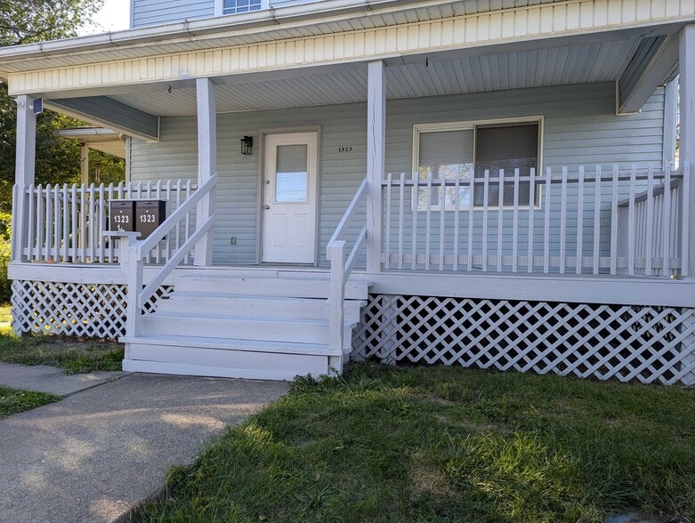 Primary Photo - 1323 Oak St