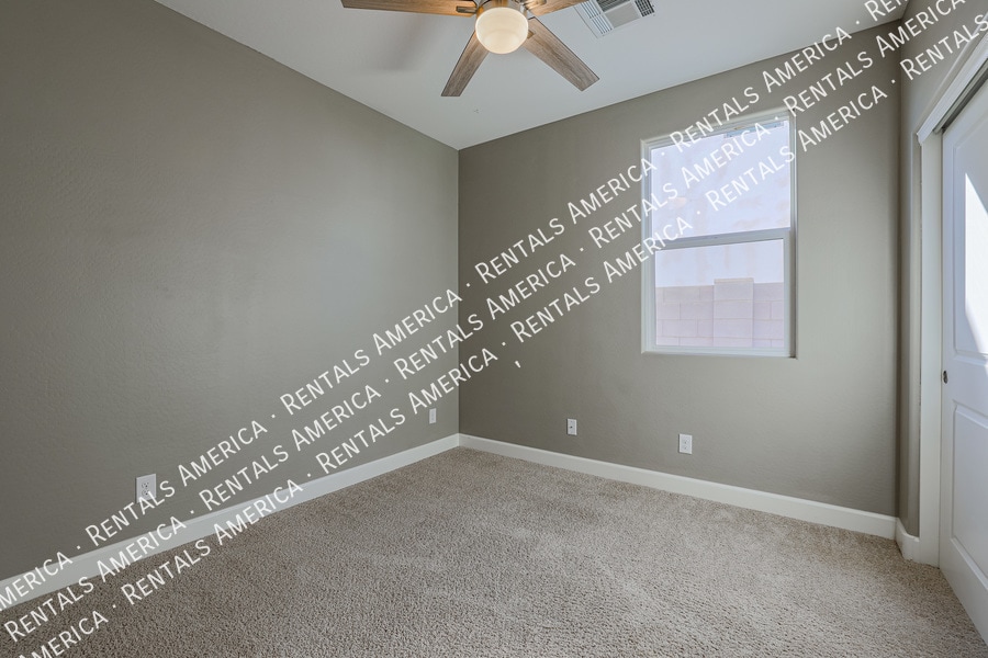 Building Photo - 37661 N Bentgrass Rd