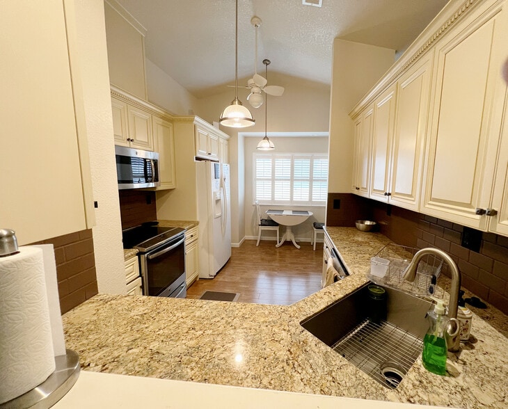 Building Photo - 2138 Lighthouse Dr