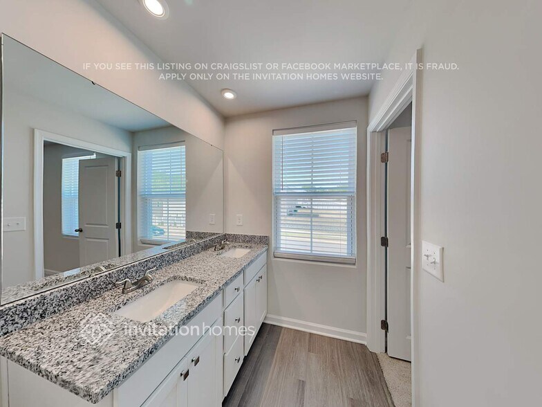 Building Photo - 3015 Bouquet St