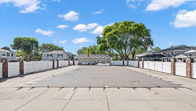 Building Photo - 1152 Cove Dr