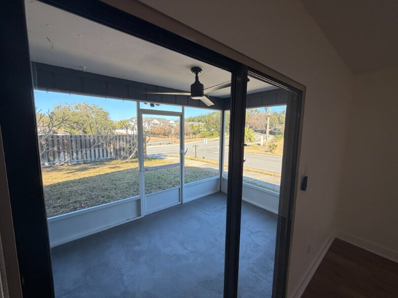 Building Photo - 1042 Willowood Ln