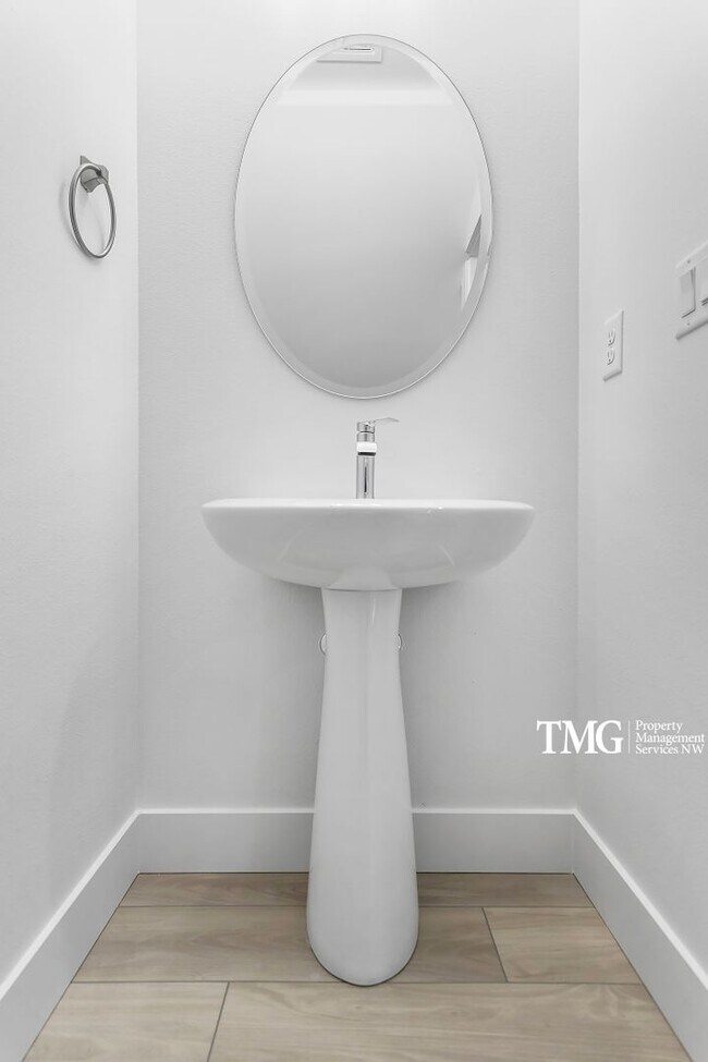 Building Photo - $1000 OFF THE 1ST MONTHS RENT!  APPLY TODAY!