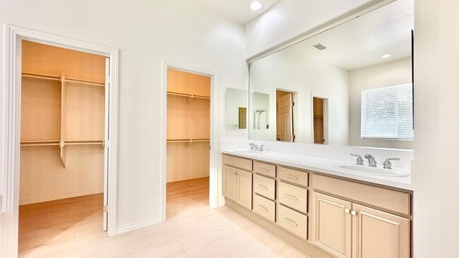 Building Photo - Fantastic Single-Story in the desirable an...