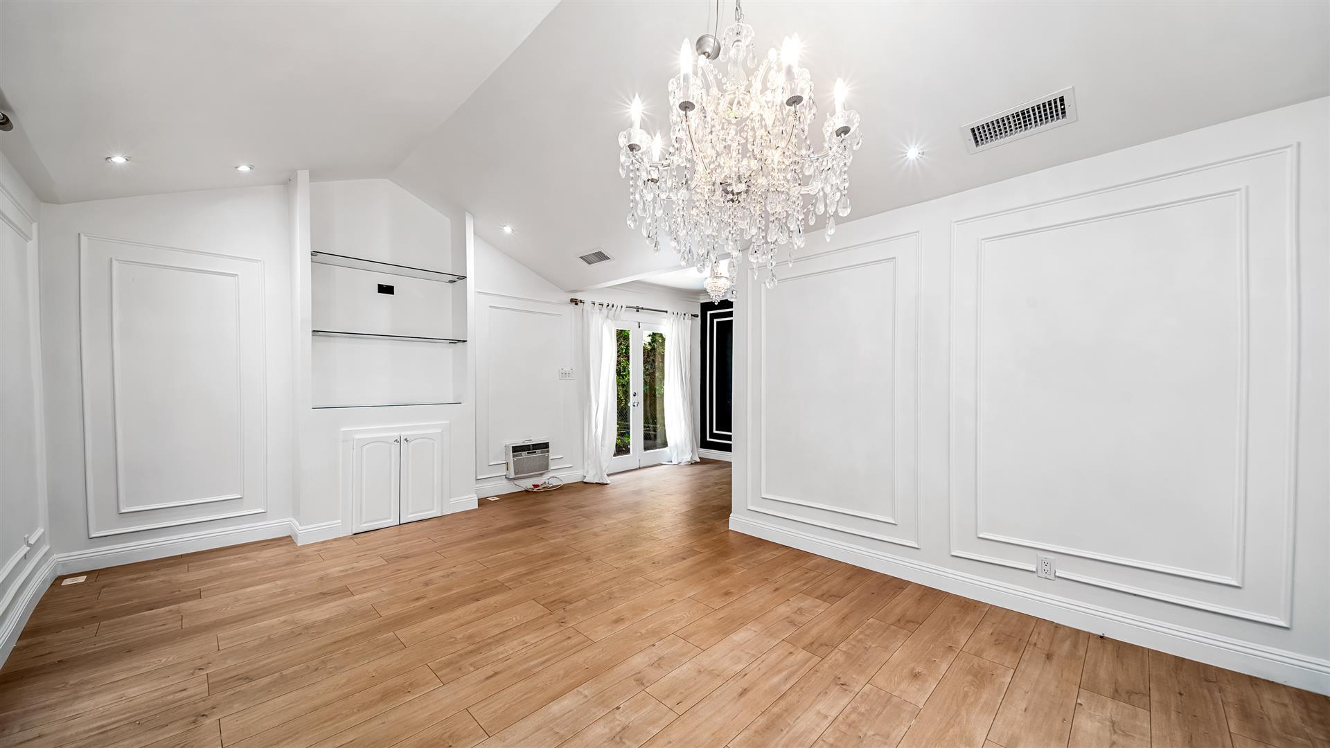 Living Room - 607 N Windsor Blvd