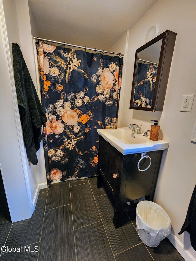 Building Photo - 11 Ingersoll Ave