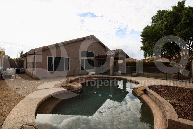 Building Photo - 1092 W Vaughn Ave