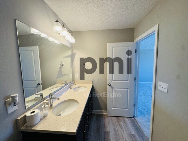 Building Photo - 5749 Shadowfair Ln