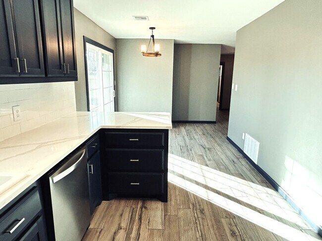 Building Photo - 2114 Allenhurst St